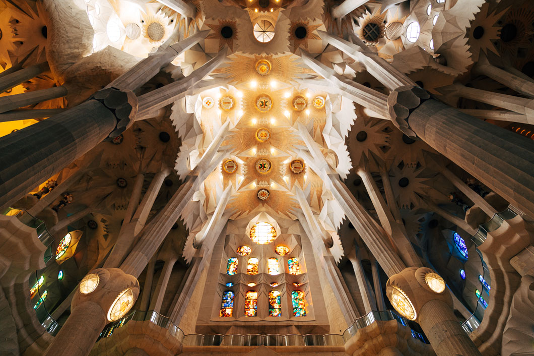 barcelona-spain-december-sagrada-familia-interiors-columns