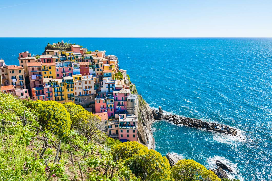 beautiful-view-of-manarola-town-cinque-terre-national-park-liguria-italy