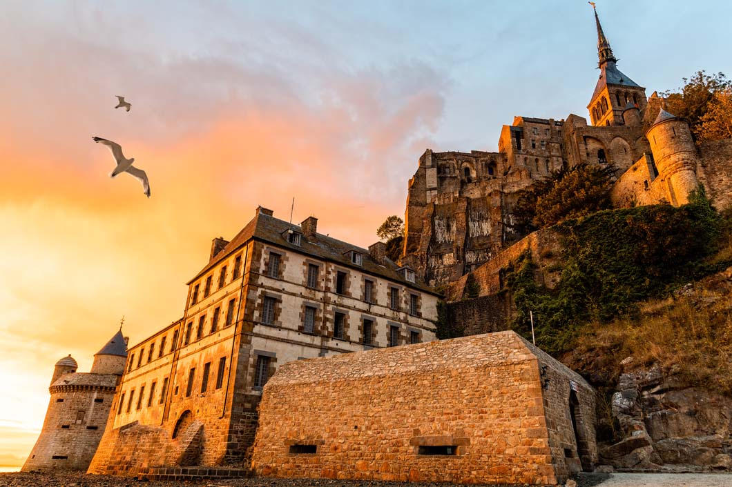 seagulls-flying-over-dramatic-sunset-in-mont-saint-2022-02-10-16-19-09-utc